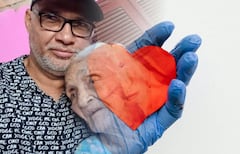 Luis Carlos Mejía, de 53 años, se quedó solo a cargo de su madre de 97 años con demencia senil.