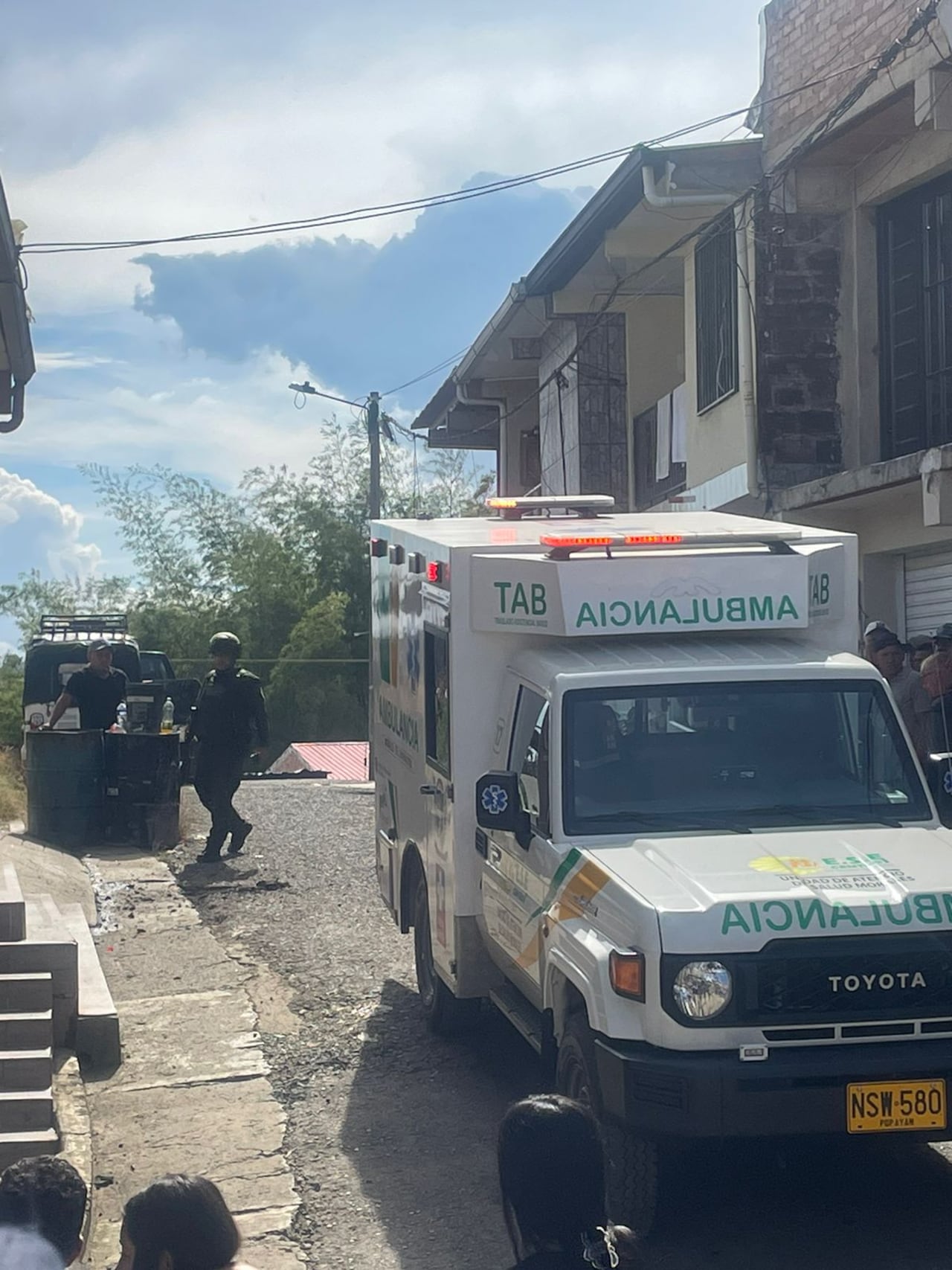 La carga explosiva que movilizaba el dron terminó impactando sobre una calle, de ahí que dos civiles que laboraban en ese lugar terminaron heridos.