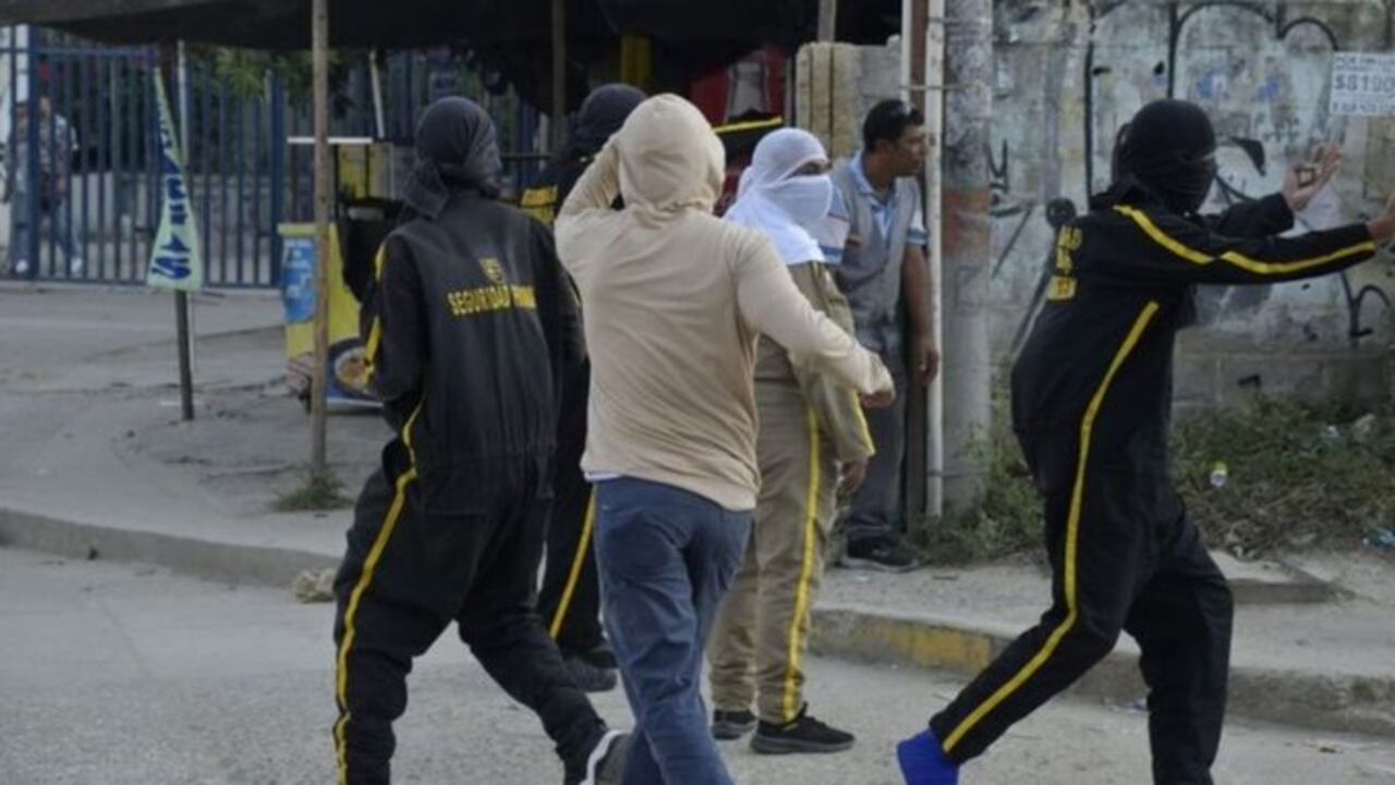 Encapuchados causan disturbios en la Universidad del Atlántico.