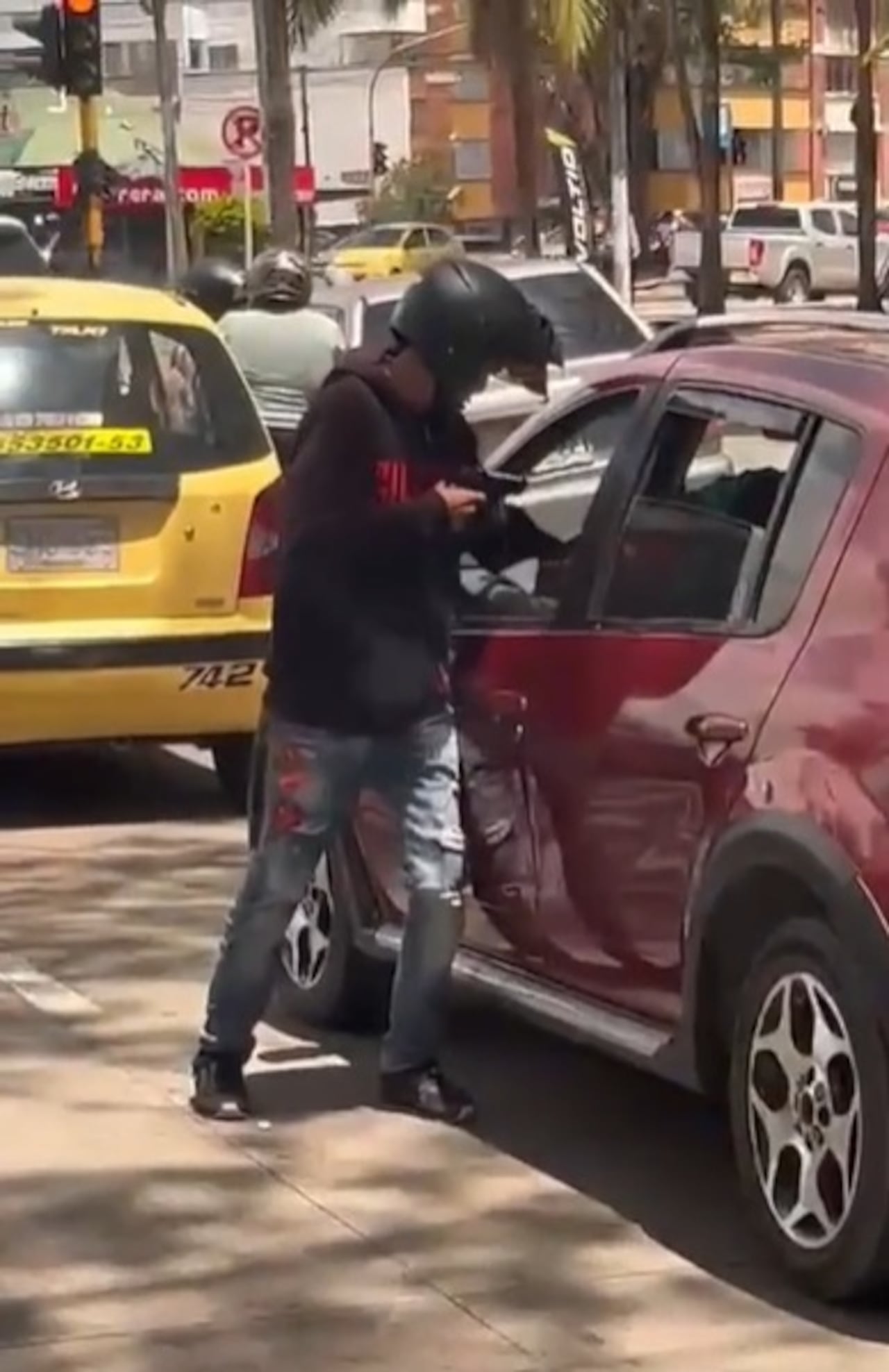 “La inseguridad en Popayán es real”, expresó el periodista James Zúgiña al compartir las imágenes del atraco y cuestionar las medidas de protección para los ciudadanos que se movilizan por las calles de la capital del Cauca.