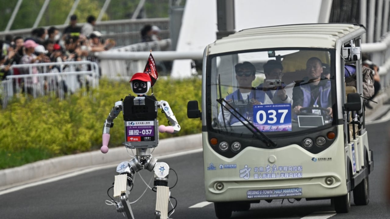 Un robot y sus ingenieros participan en la segunda edición de la Media Maratón E-Town de Pekín y la Media Maratón Humanoide en Pekín