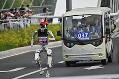 Un robot y sus ingenieros participan en la segunda edición de la Media Maratón E-Town de Pekín y la Media Maratón Humanoide en Pekín