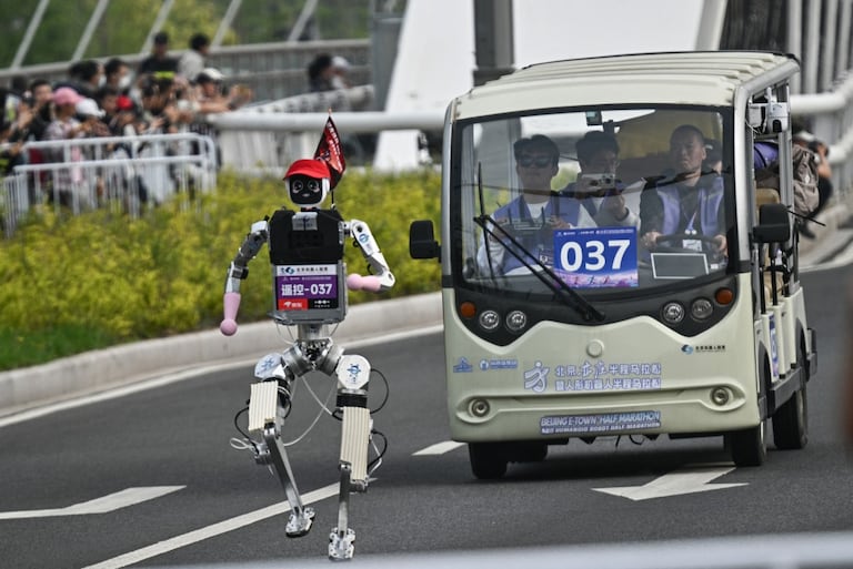 Un robot y sus ingenieros participan en la segunda edición de la Media Maratón E-Town de Pekín y la Media Maratón Humanoide en Pekín