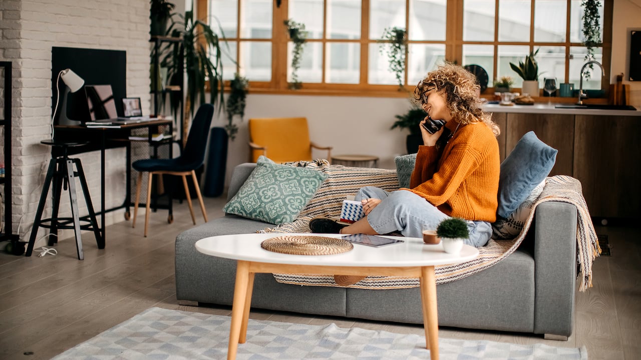 Los expertos en diseño de interiores ofrecen valiosos consejos sobre cómo jugar con la luz y los colores para crear la ilusión de un espacio más grande en un apartamento pequeño.