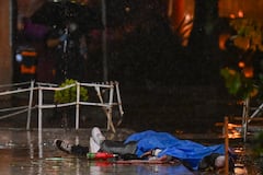 Los cuerpos de dos de las siete personas asesinadas por presuntos pandilleros permanecen afuera de una funeraria en la Ciudad de Guatemala el 30 de julio de 2025. Al menos siete personas murieron y 13 resultaron heridas en un ataque armado durante un funeral en la Ciudad de Guatemala, en un incidente que las autoridades vincularon con disputas entre pandillas, informaron las autoridades. (Foto de JOHAN ORDONEZ / AFP)