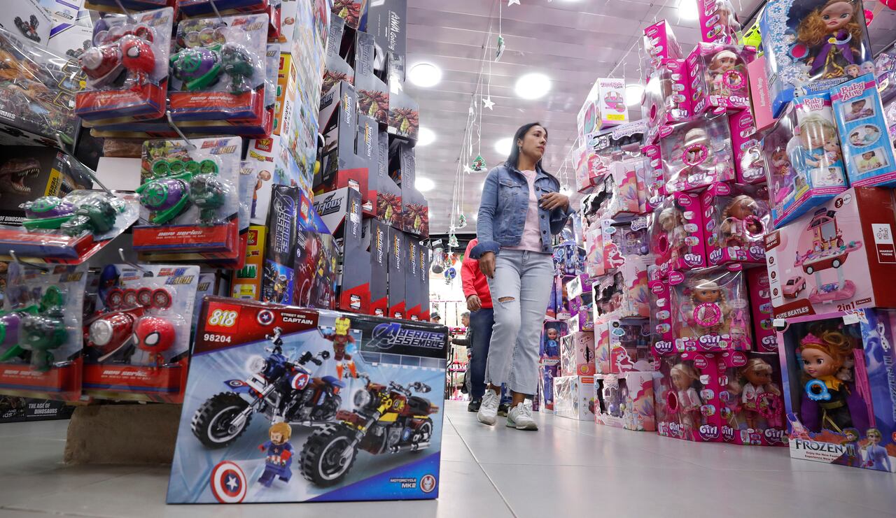 San Victorino comercio de juguetería en temporada de navidad
Bogotá diciembre 12 del 2023
Foto Guillermo Torres Reina / Semana