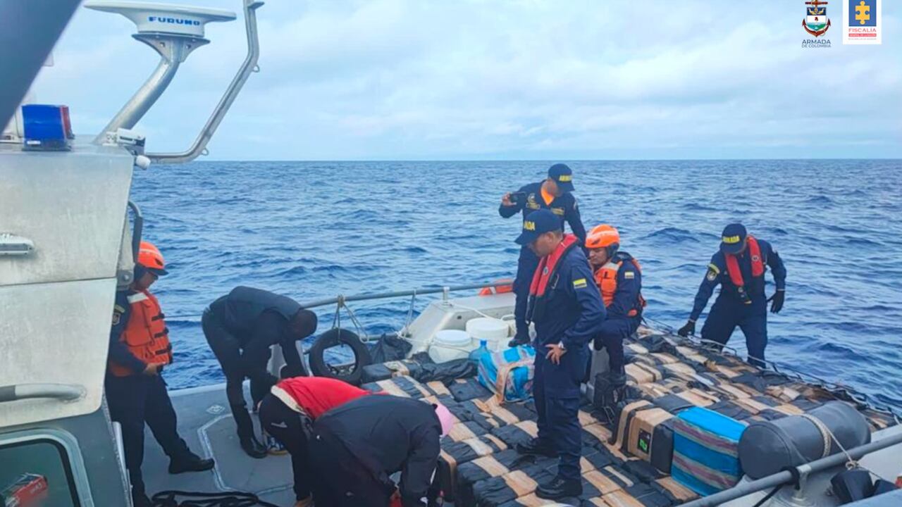 Dos ciudadanos ecuatorianos y un colombiano fueron capturados en la
operación de interdicción realizada en el Pacífico colombiano.