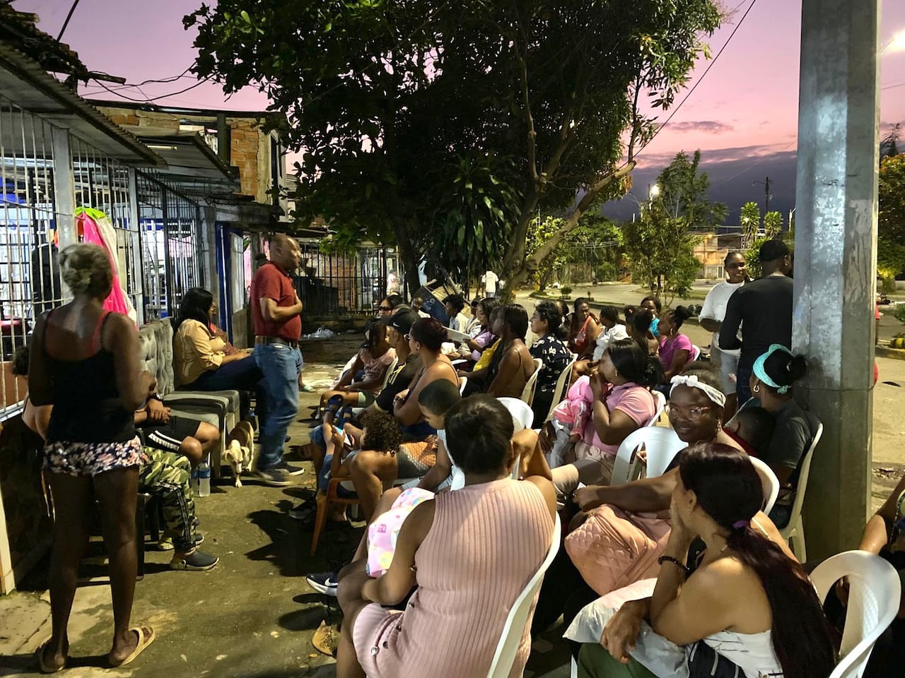 El candidato Sinisterra en una actividad relacionada con liderazgo comunitario.