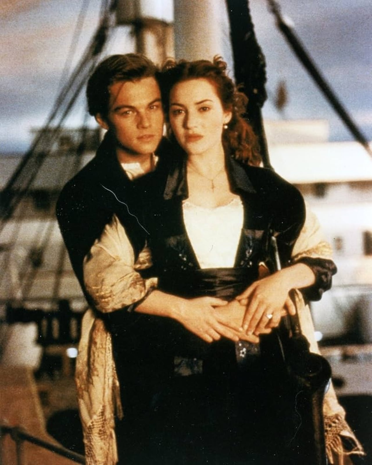 Una joven de la alta sociedad abandona a su arrogante pretendiente por un artista humilde en el trasatlántico que se hundió durante su viaje inaugural. Titanic, con Leonardo DiCaprio y Kate Winslet.