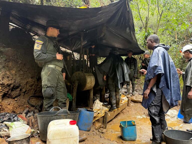 De acuerdo con las autoridades de Cali, la intervención también reveló intentos de reabrir un socavón previamente cerrado y 15 complejos habitacionales improvisados. Además, fue capturado alias ‘Zules’ por contaminación ambiental.
