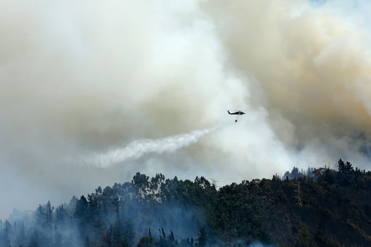 Ese incendio forestal de Aguas Claras, en los cerros orientales de Bogotá (localidad de San Cristóbal), ocurrió en medio de las condiciones extremas de sequía asociadas al fenómeno de El Niño 2015-2016.
