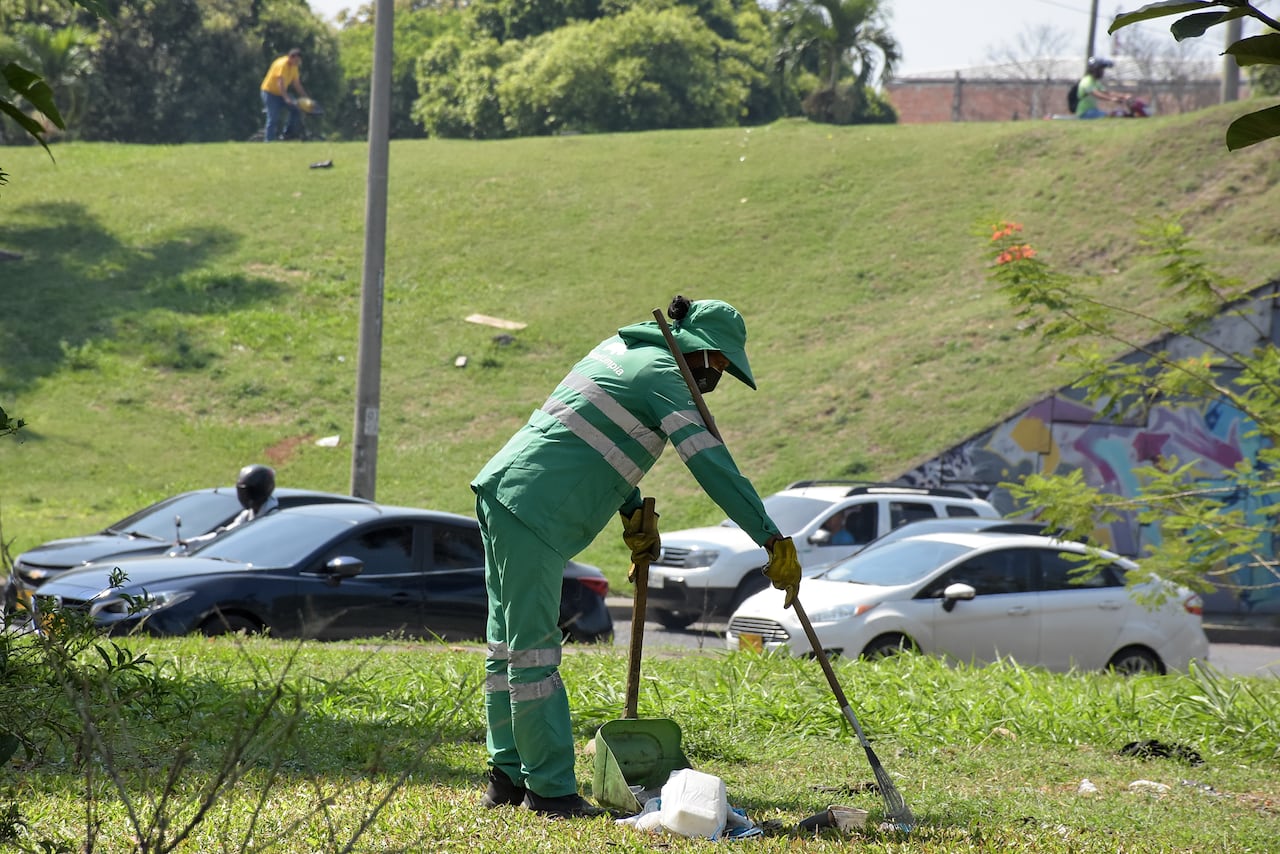 PLAN ESPECIAL DE LIMPIEZA EN 49 CORREDORES VIALES
La Administración Distrital con las empresas de aseo Ciudad Limpia, Veolia, Promocali y Promovalle, se permiten presentar el plan de limpieza especial para 49 corredores viales de Cali impactados por el arrojo clandestino de residuos.
El plan, que estará vigente hasta el próximo 31 de diciembre, consiste en recorridos adicionales de recolección que se van a hacer en corredores viales como lo son la Avenida Ciudad de Cali, Calle 1, Calle 5, Carrera 10, Carrera 15, Calle 25, Autopista Suroriental, Avenida Simón Bolívar.
Con el plan, también se atenderá la recolección de Residuos de Construcción y Demolición, RCD, también conocidos como escombros, arrojados de forma clandestina en los corredores priorizados.
Para ello, las empresas de aseo con la Administración Distrital dispusieron de maquinaria y personal adicional. En total, se dispusieron de 40 vehículos, entre volquetas, maquinaria amarilla y carros recolectores. Así mismo, se dispusieron 120 personas que estarán sensibilizando a la ciudadanía sobre el manejo adecuado de residuos sólidos en los 49 corredores y zonas aledañas.