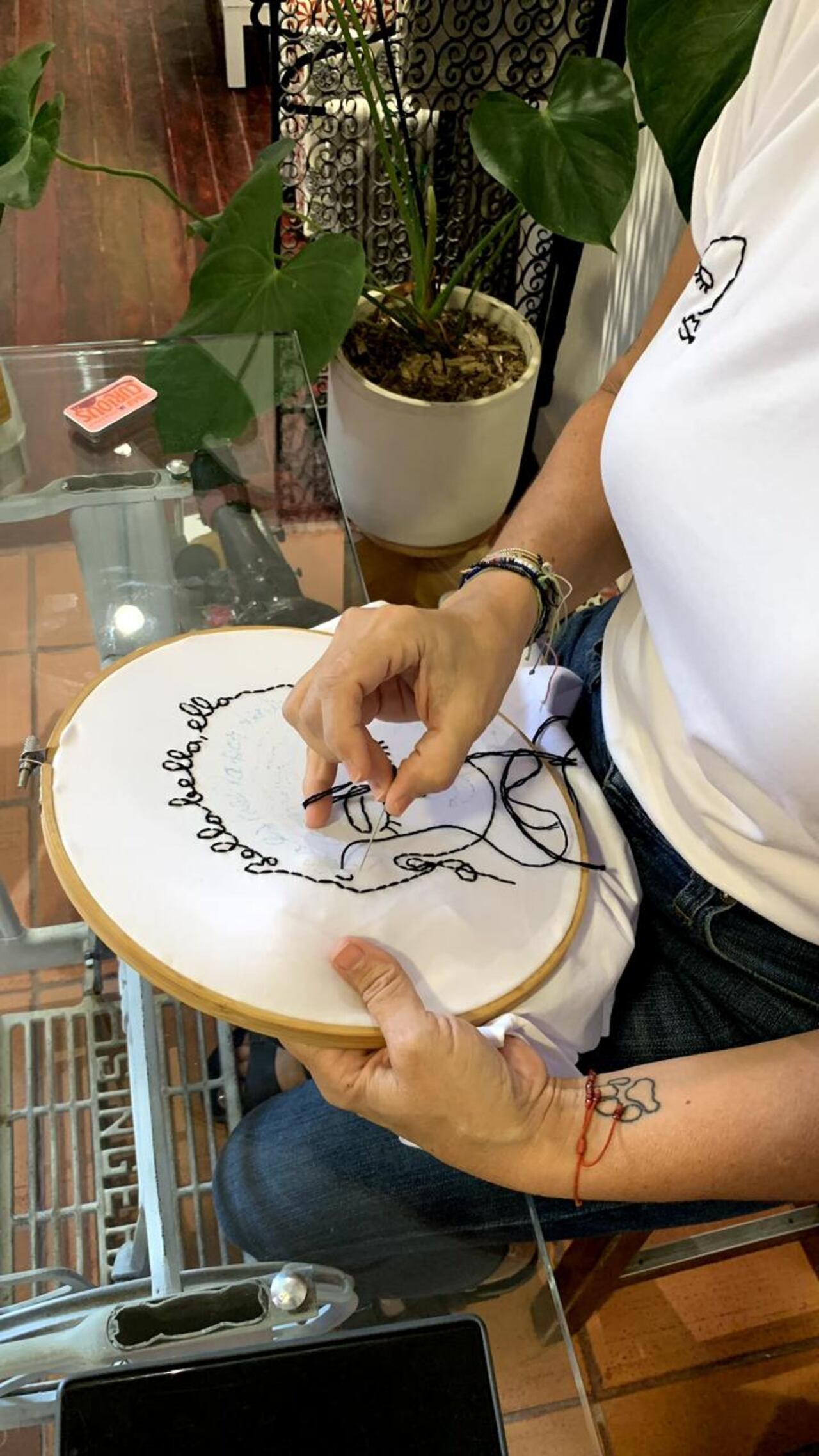 La diseñadora Ana Ospina, fundadora de AmarLaTrama, guía los procesos textiles que generan empleo y formación para las participantes.