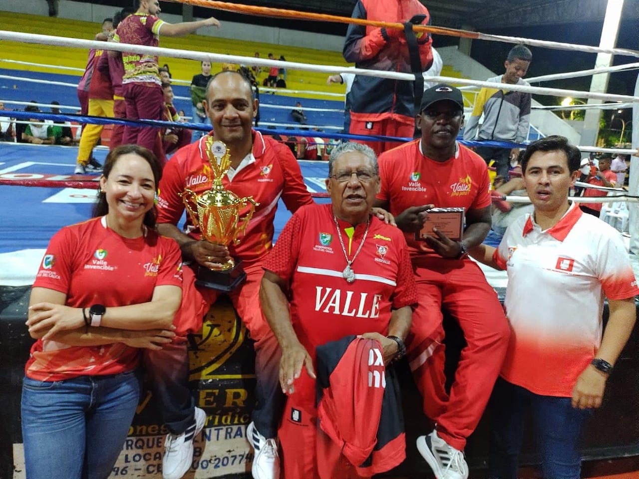 Jorge Aguirre (centro) guió a muchos de los referentes del boxeo vallecaucano y colombiano.