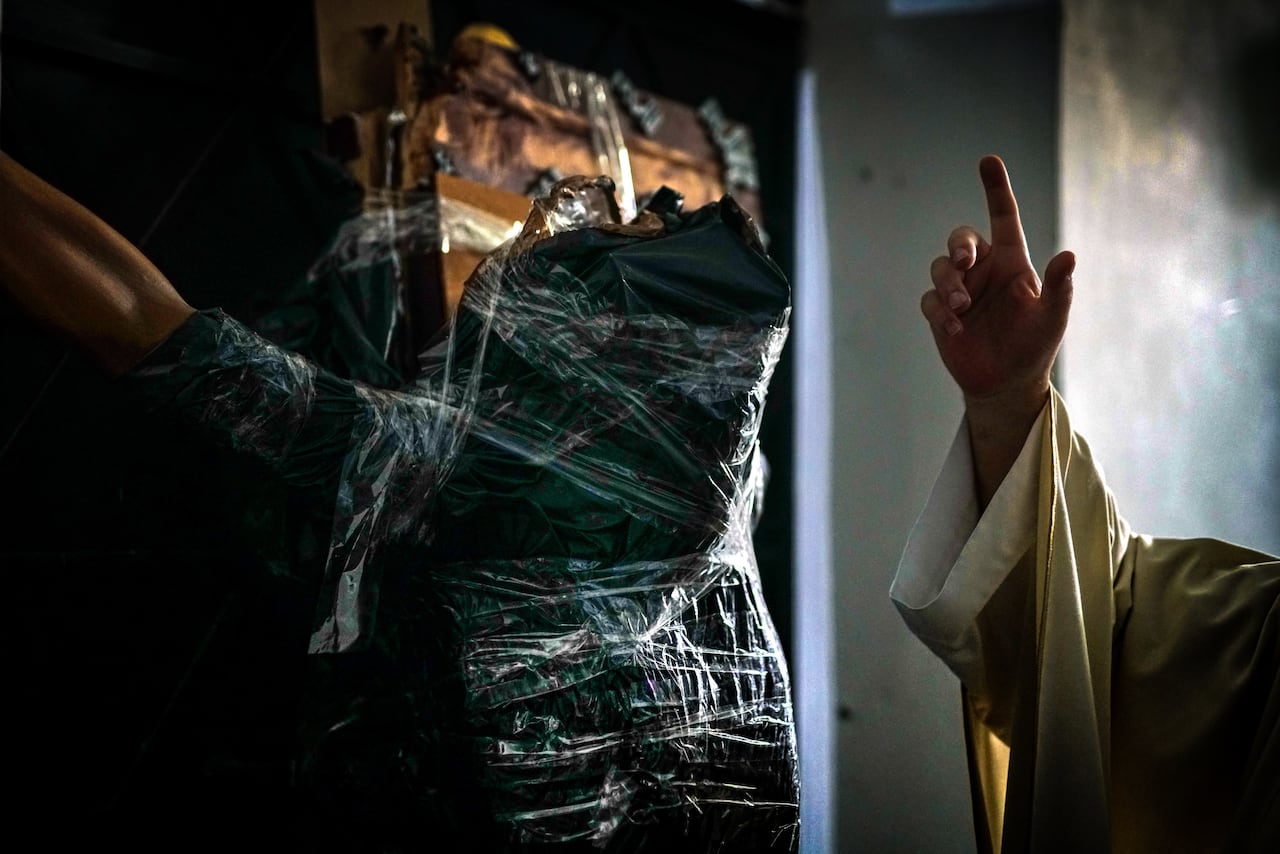 La emblemática iglesia La Ermita en Cali, Colombia, fue blanco de un acto de vandalismo el 6 de mayo de 2026. Un hombre ingresó violentamente, destruyendo varias imágenes religiosas y causando daños materiales, lo que la Arquidiócesis calificó como una "dolorosa profanación". Pero además la iglesia presenta un deterioro muy grave que se ha ido acrecentando a través de los años y requiere acciones urgentes. Foto: Jorge Orozco.