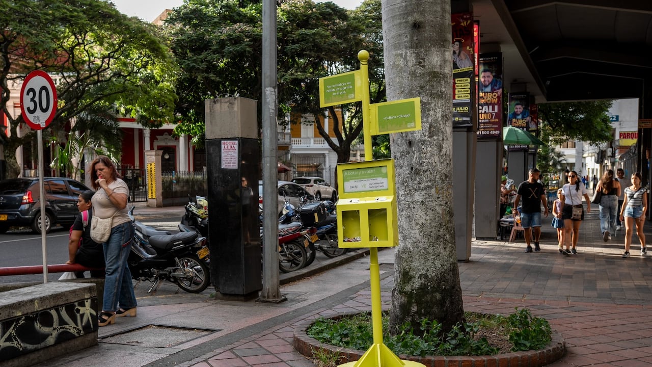 Varios adultos fumadores del sector pudieron disponer sus colillas de manera adecuada e interactuaron con el squad que estuvo presente en más de 30 jornadas de educación y sensibilización para incentivar el uso de los colilleros.