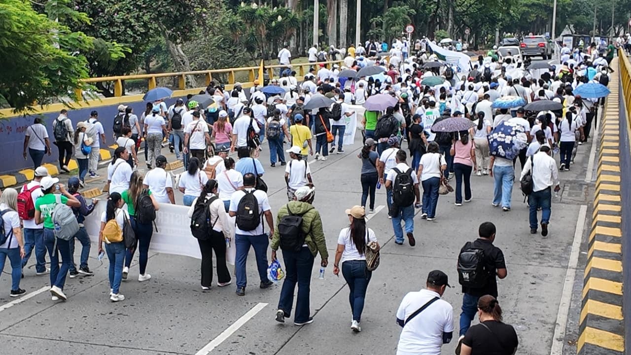 Paro nacional de Fecode este 15 de abril: manifestantes llegan a la plazoleta de San Francisco en Cali.