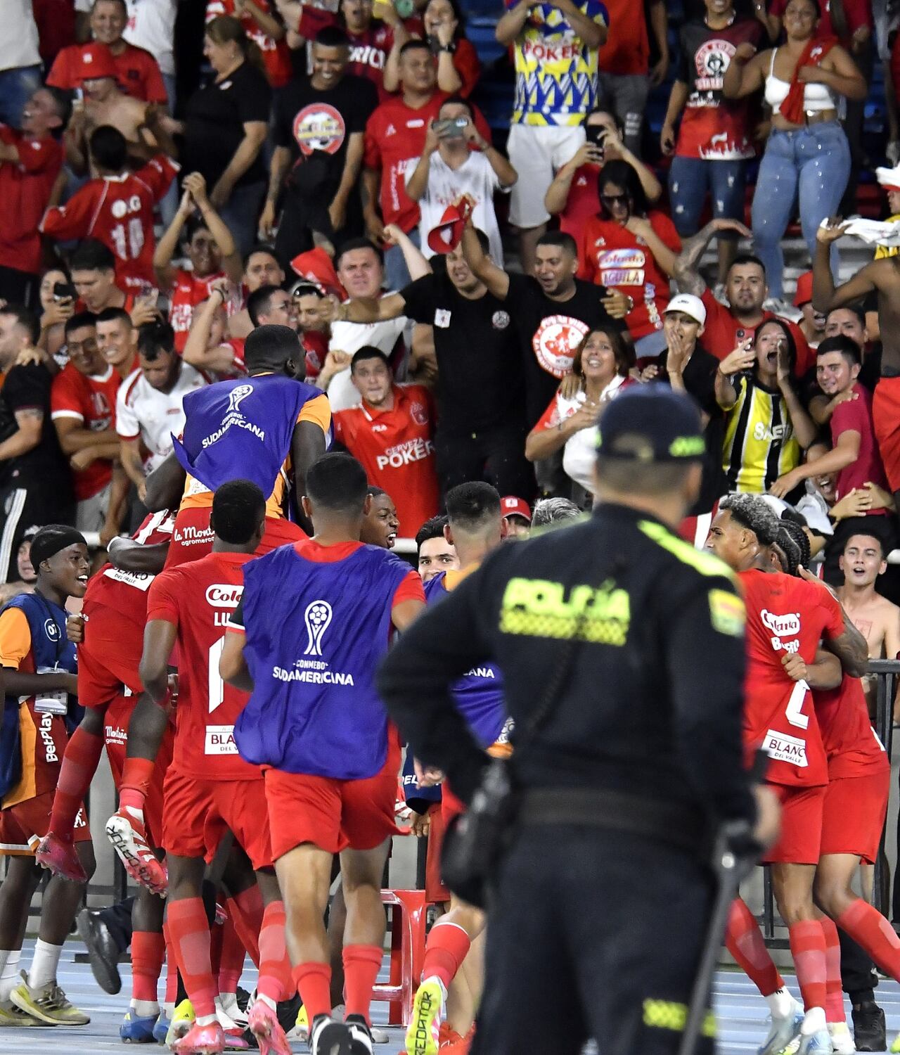 Alrededor de 700 policías se encargan de garantizar la seguridad en el estadio Olímpico Pascual Guerrero durante los partidos del América.
Foto Raúl Palacios - El País