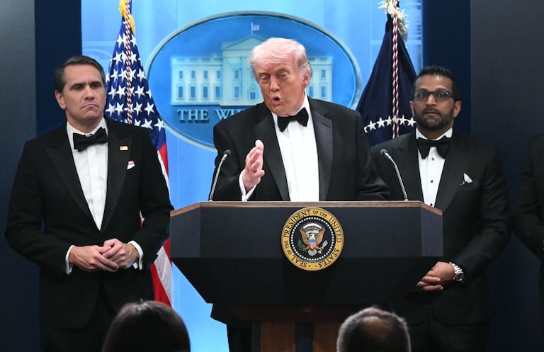El presidente de Estados Unidos, Donald Trump durante una rueda de prensa en la Sala de Prensa Brady de la Casa Blanca en Washington, D.C., poco después del tiroteo ocurrido en la cena de corresponsales de la Casa Blanca el 25 de abril de 2026.