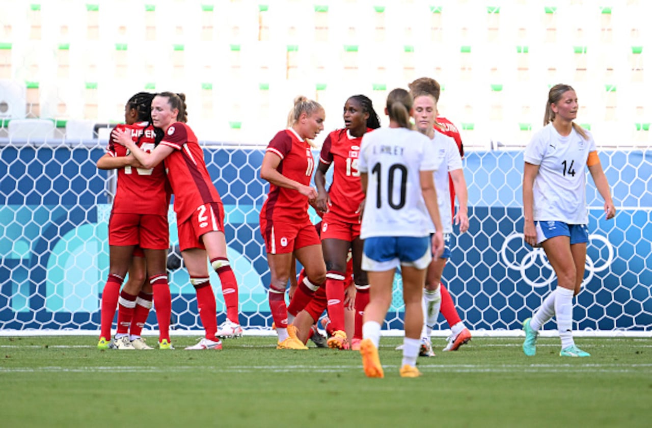 Cloe Lacasse #6 del equipo de Canadá celebra el primer gol de su equipo con sus compañeras de equipo durante el partido del grupo A femenino entre Canadá y Nueva Zelanda durante los Juegos Olímpicos de París 2024 en el Stade Geoffroy-Guichard el 25 de julio de 2024 en Saint-Etienne, Francia.