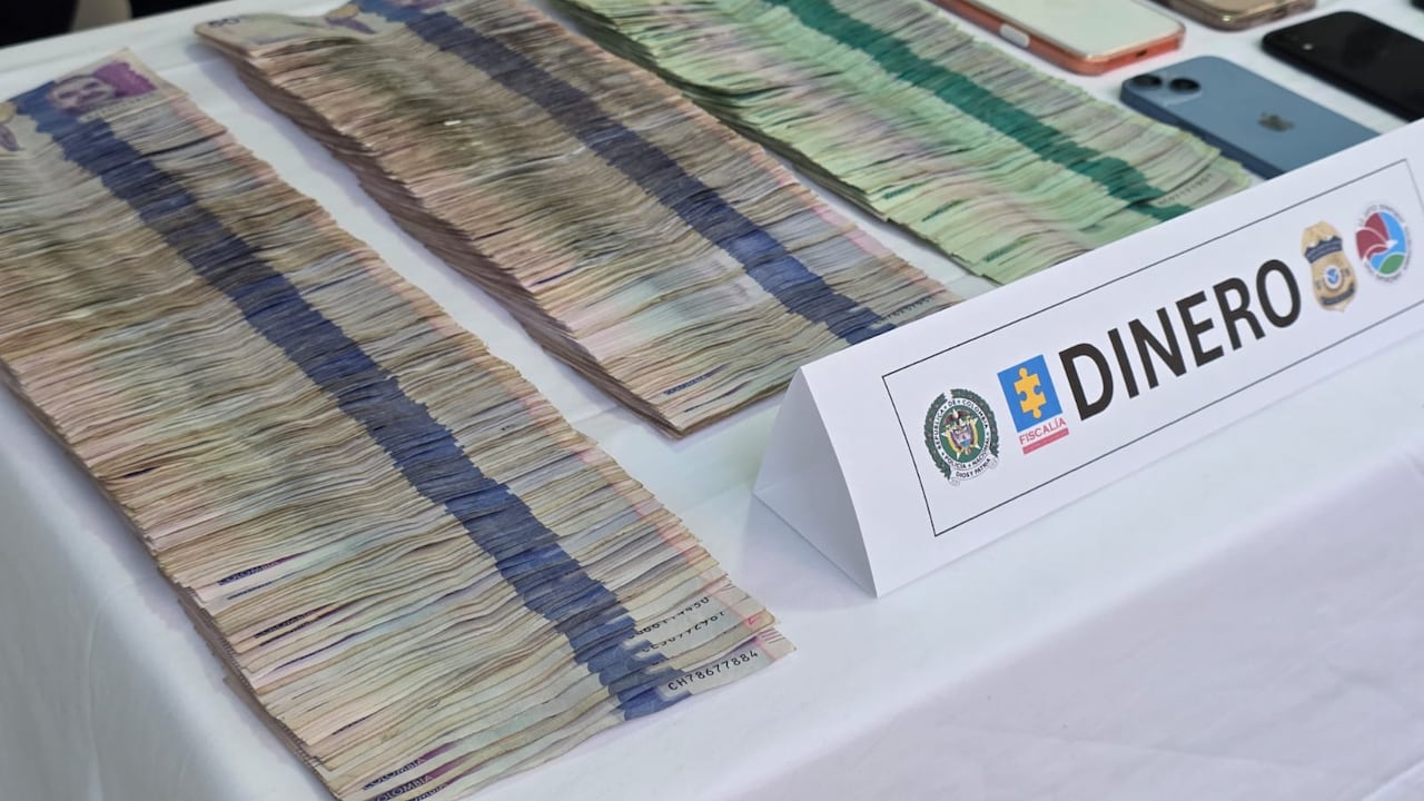 Dinero decomisado por la Policía en operativo contra el narcotráfico.