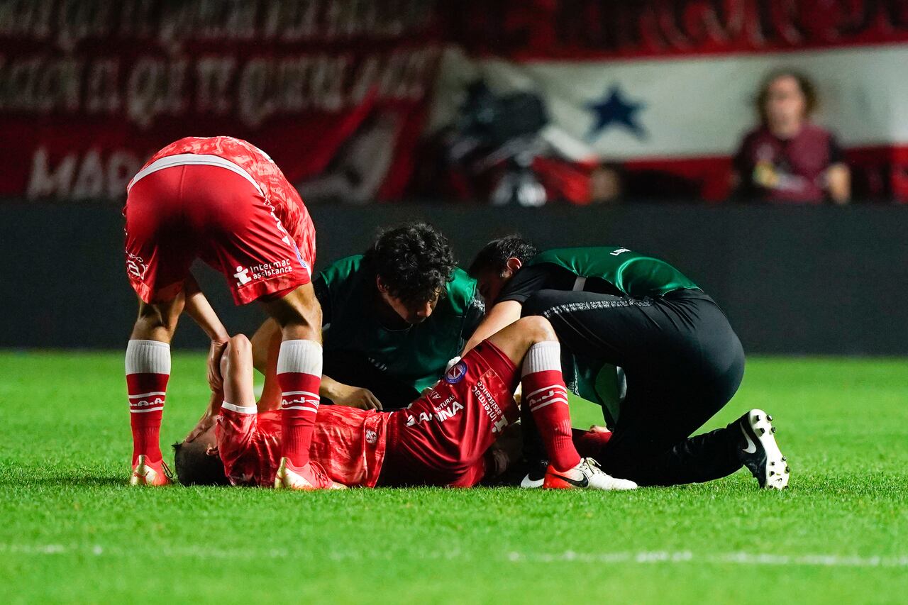 Luciano Sánchez se lamenta por la desafortunada lesión que le provocó lágrimas.