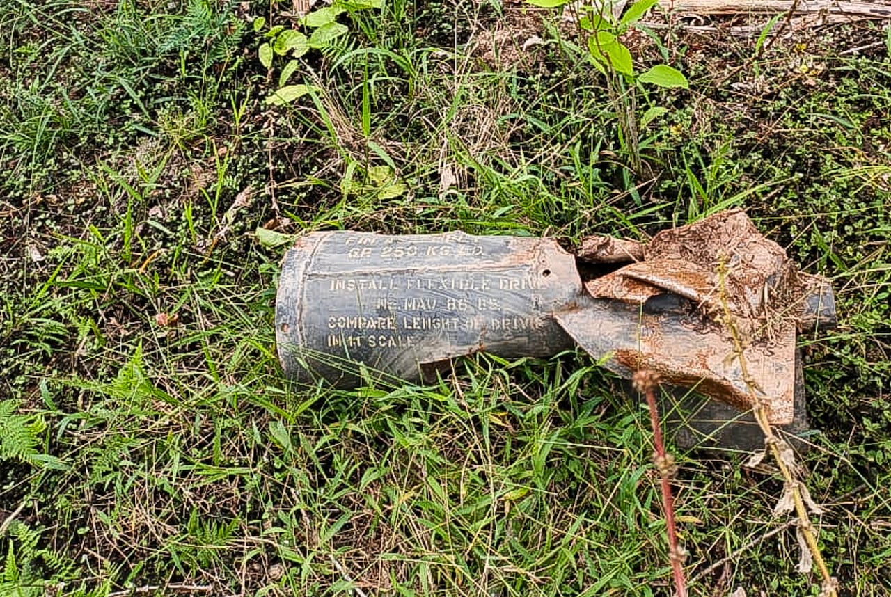 En la fotografía se observa un artefacto explosivo en el suelo de Vereda El Amarradero, departamento de Nariño, cerca de la frontera con Ecuador