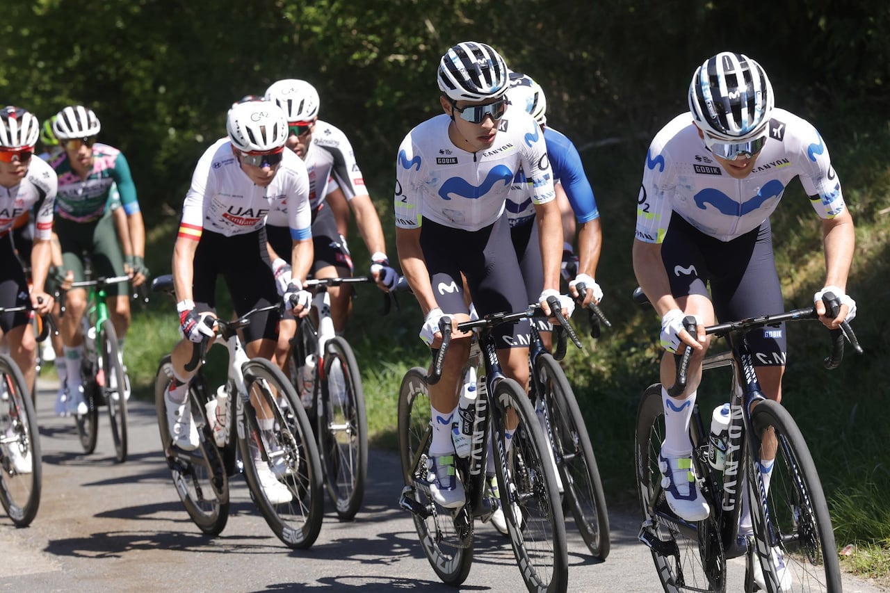 Diego Pescador (segundo de derecha a izquierda) durante una de las etapas de la Vuelta a Asturias 2026.