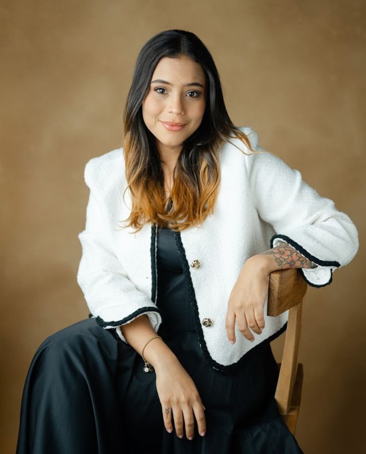 . Su obra se centra en la conexión entre estética, emoción y conciencia social, utilizando el arte como lenguaje de sanación y memoria.