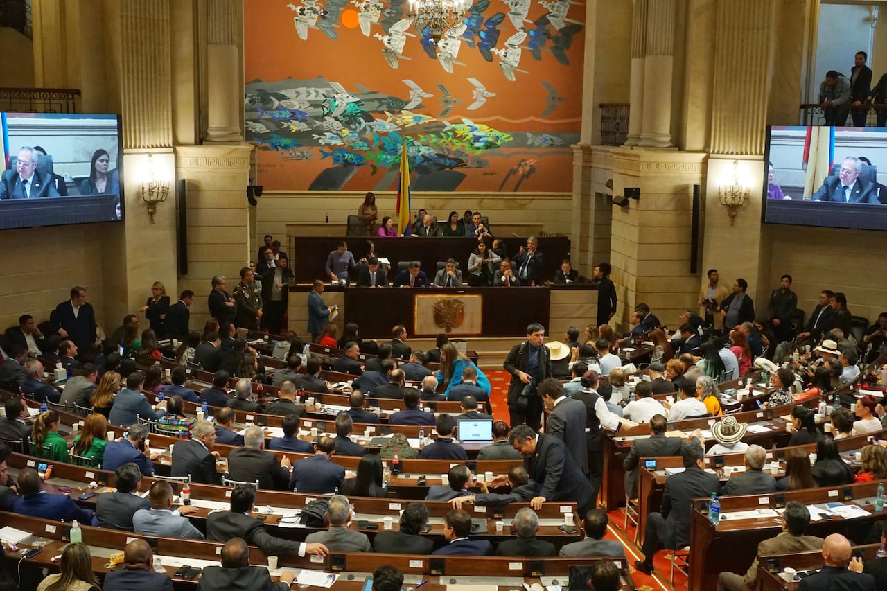 La votación formal inició sobre las 6:10 p.m. de este 12 de junio.
