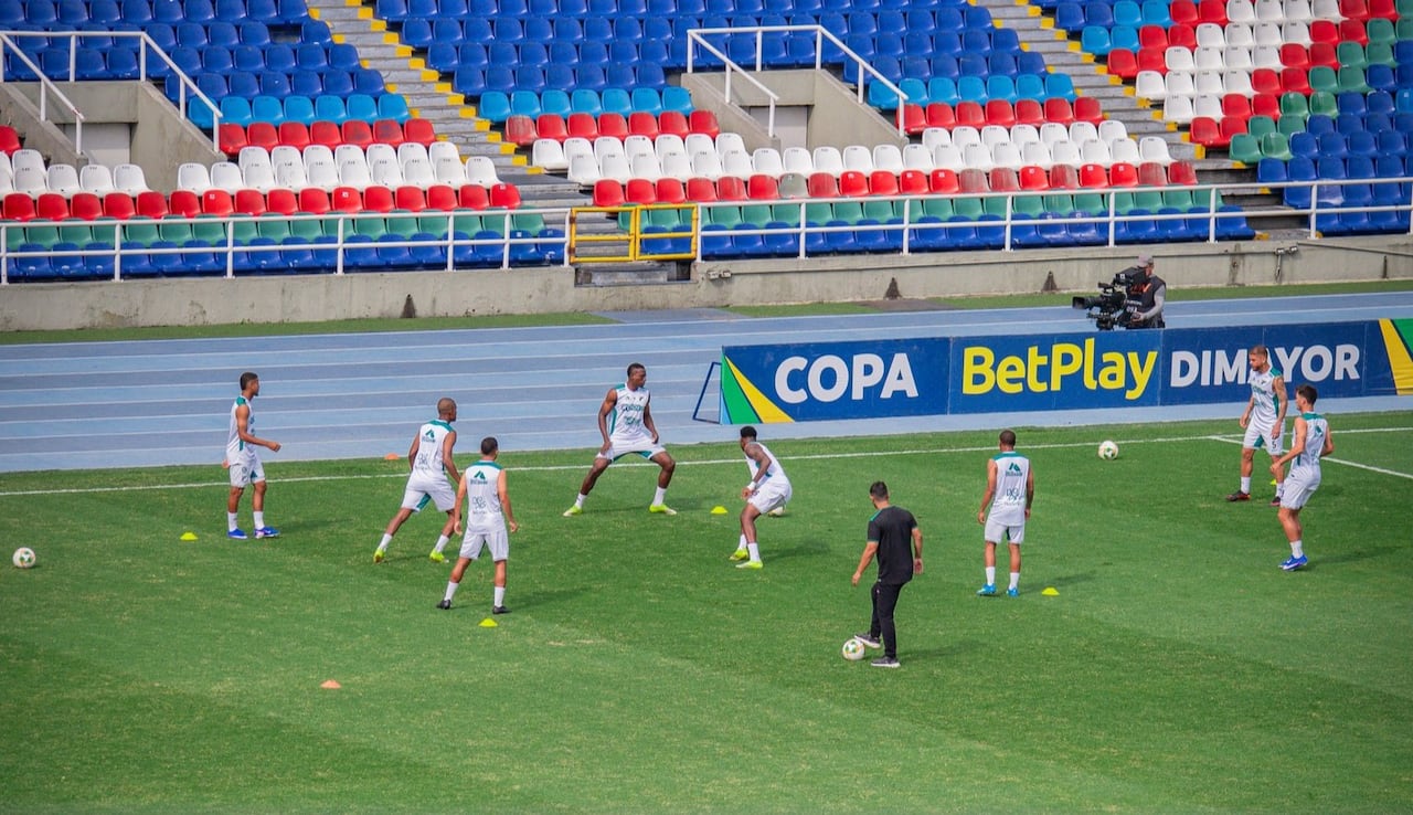 Calentamiento de los jugadores del Deportivo Cali previo al juego de Copa Colombia contra Boca Juniors de Cali.