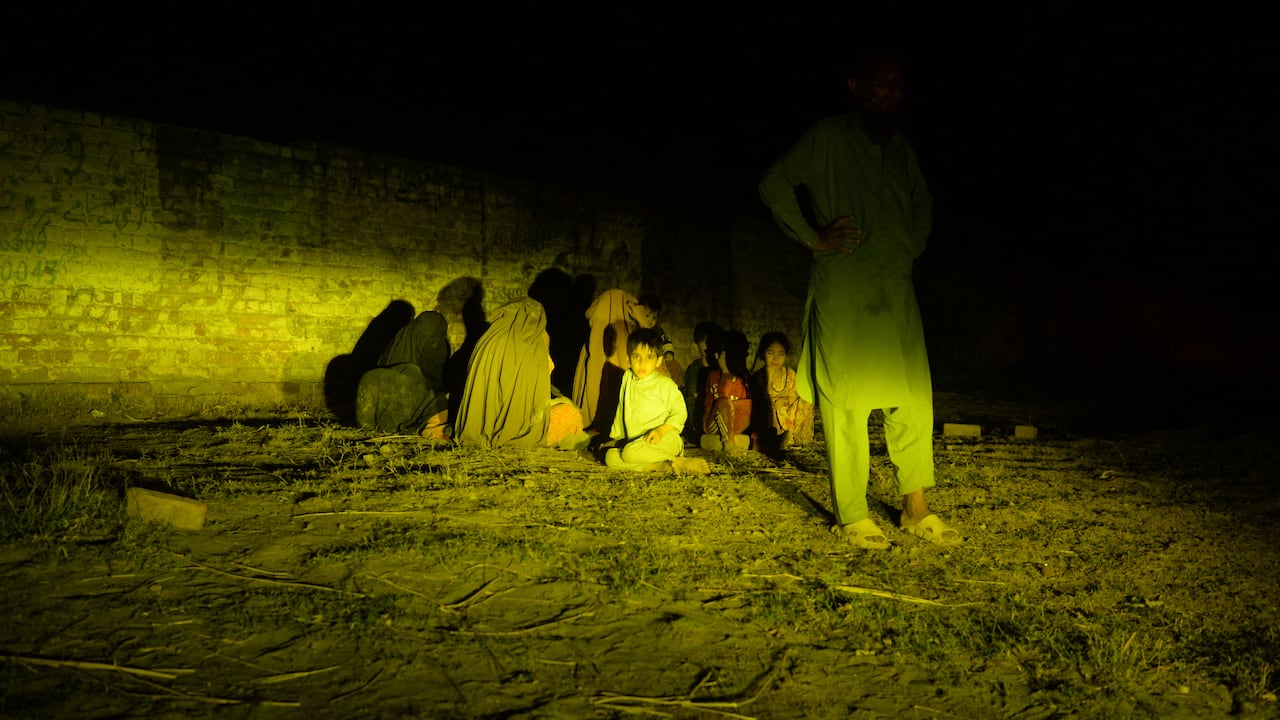 Varias familias se han visto obligadas a evacuar sus hogares tras los ataques.