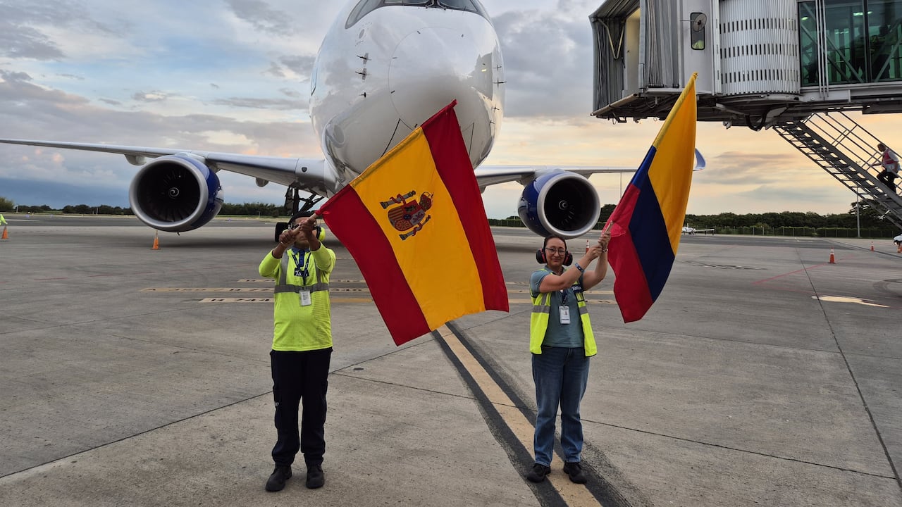 La nueva ruta Madrid - Cali de la aerolínea World2Fly aterrizó este martes, 2 de diciembre, en el aeropuerto Alfonso Bonilla Aragón. Fotos Cortesía Aerocali.
