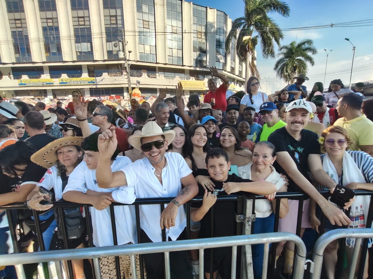 Caleños y turistas llegan al Estadio Pascual Guerrero para disfrutar del Superconcierto, uno de los eventos más esperados de la Feria de Cali.