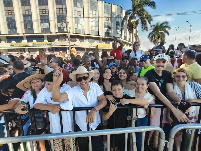 Caleños y turistas llegan al Estadio Pascual Guerrero para disfrutar del Superconcierto, uno de los eventos más esperados de la Feria de Cali.