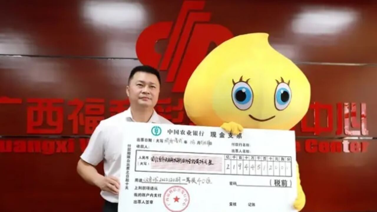 Mr Li no quiso compartir el premio con su familia porque teme que no quieran trabajar en el futuro. Foto: captura de pantalla.