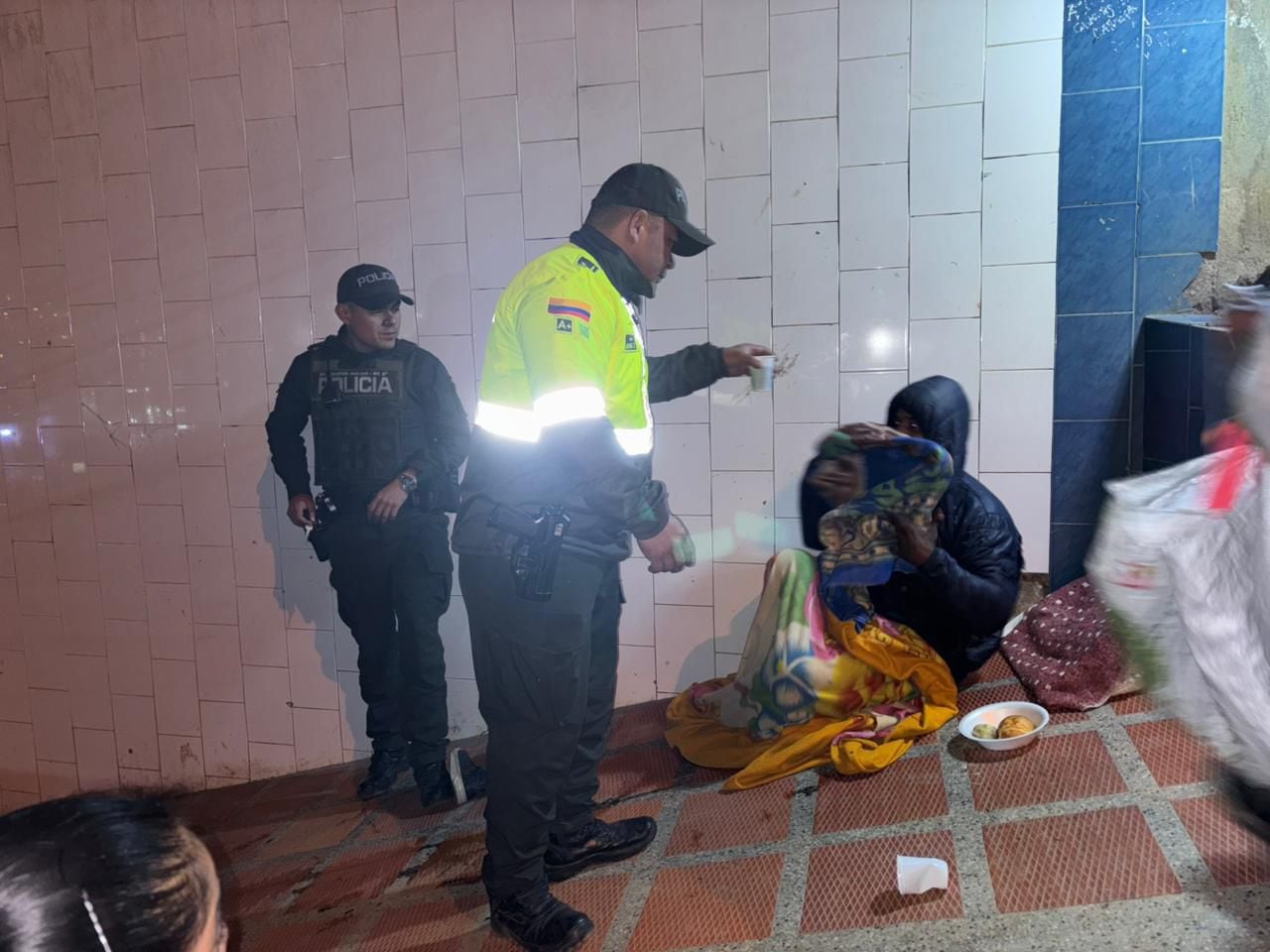 Uniformados de la Policía Nacional compartieron refrigerios y alimentos con personas en condición de calle durante una jornada solidaria realizada en el municipio de Ipiales, Nariño.