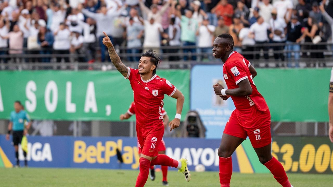 Yeison Guzmán (izq.) tras marcar el gol del triunfo del América de Cali contra Águilas Doradas por la fecha 12 de la Liga Colombiana.