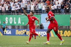 Yeison Guzmán (izq.) tras marcar el gol del triunfo del América de Cali contra Águilas Doradas por la fecha 12 de la Liga Colombiana.