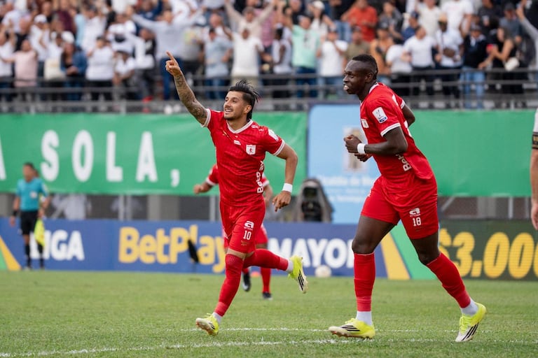 Yeison Guzmán (izq.) tras marcar el gol del triunfo del América de Cali contra Águilas Doradas por la fecha 12 de la Liga Colombiana.