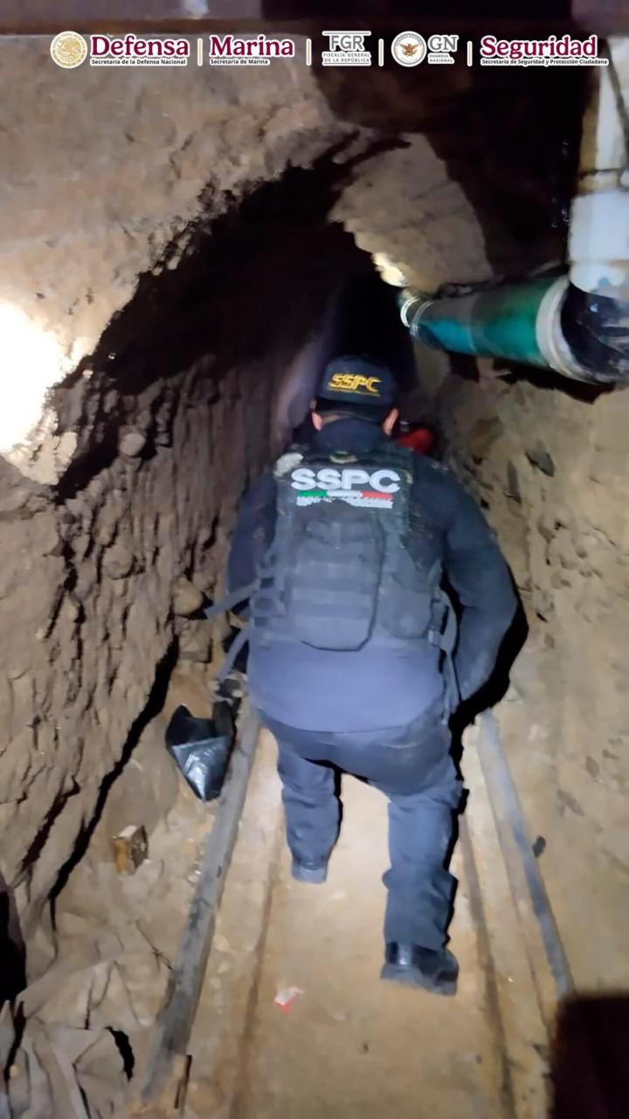 Durante la inspección, elementos de la Fiscalía General de la República (FGR), la Secretaría de la Defensa Nacional (Sedena), la Marina (Semar) y la SSPC encontraron una entrada al túnel.