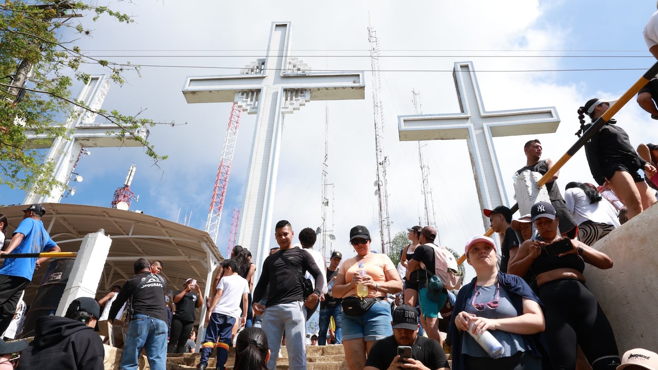 Miles de personas subieron este jueves Santo al cerro de las tres cruces de Cali