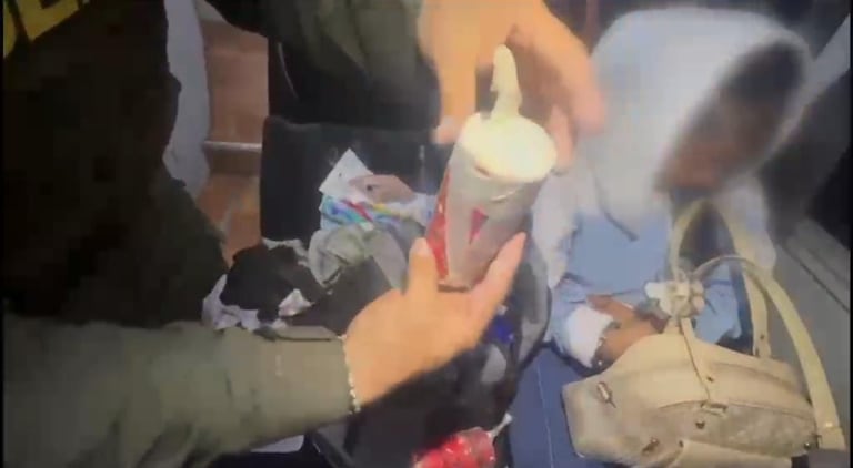 Una pasajera de 21 años fue descubierta con explosivos en su poder.