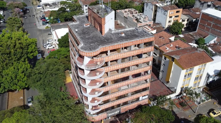 El edificio Arábico, ubicado en el cruce de la Calle 5 con Carrera 66, ha sido despojado de sus estructuras metálicas, las cuales han sido hurtadas por habitantes de calle que ingresan a la edificación bajo posesión de la SAE.