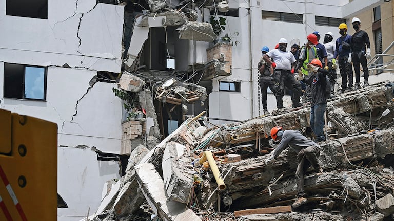 En la ciudad de Cali, después del derrumbe de los edificios, equipos de rescate y voluntarios buscaron por varias horas a sobrevivientes entre los escombros.