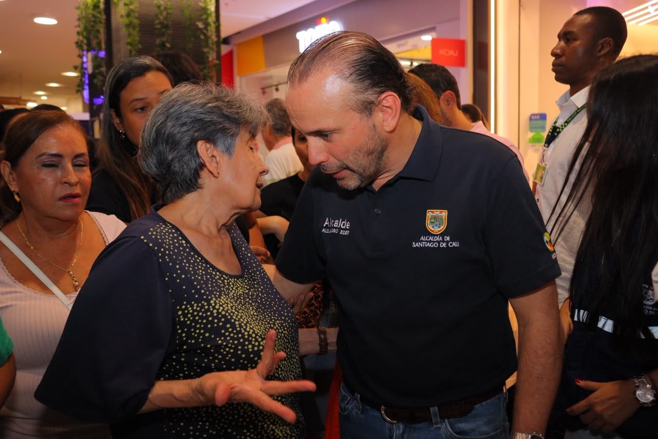 Durante la jornada, las familias afectadas realizaron la preinscripción para acceder a los 200 bonos de vivienda de $50 millones cada uno dispuestos por la Alcaldía de Cali.