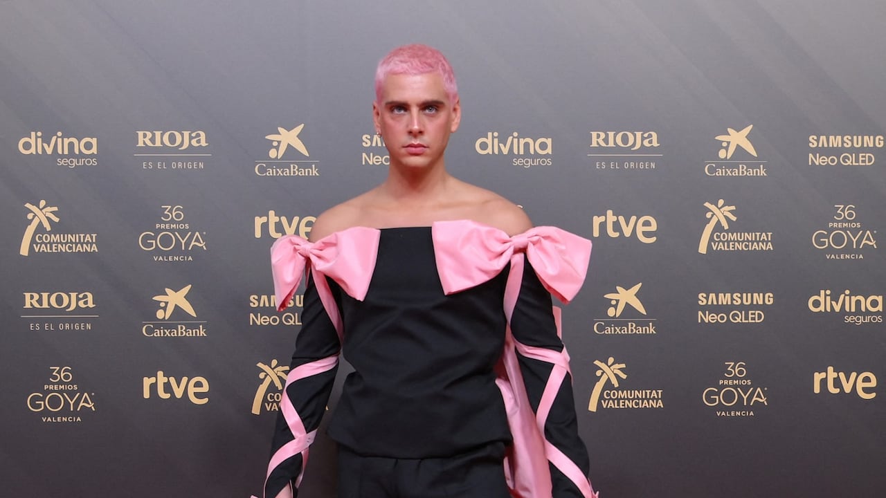 El actor y cineasta español Eduardo Casanova anunció públicamente que vive con VIH y afirma sentirse “profundamente feliz” por romper el silencio que rodea a esta condición.