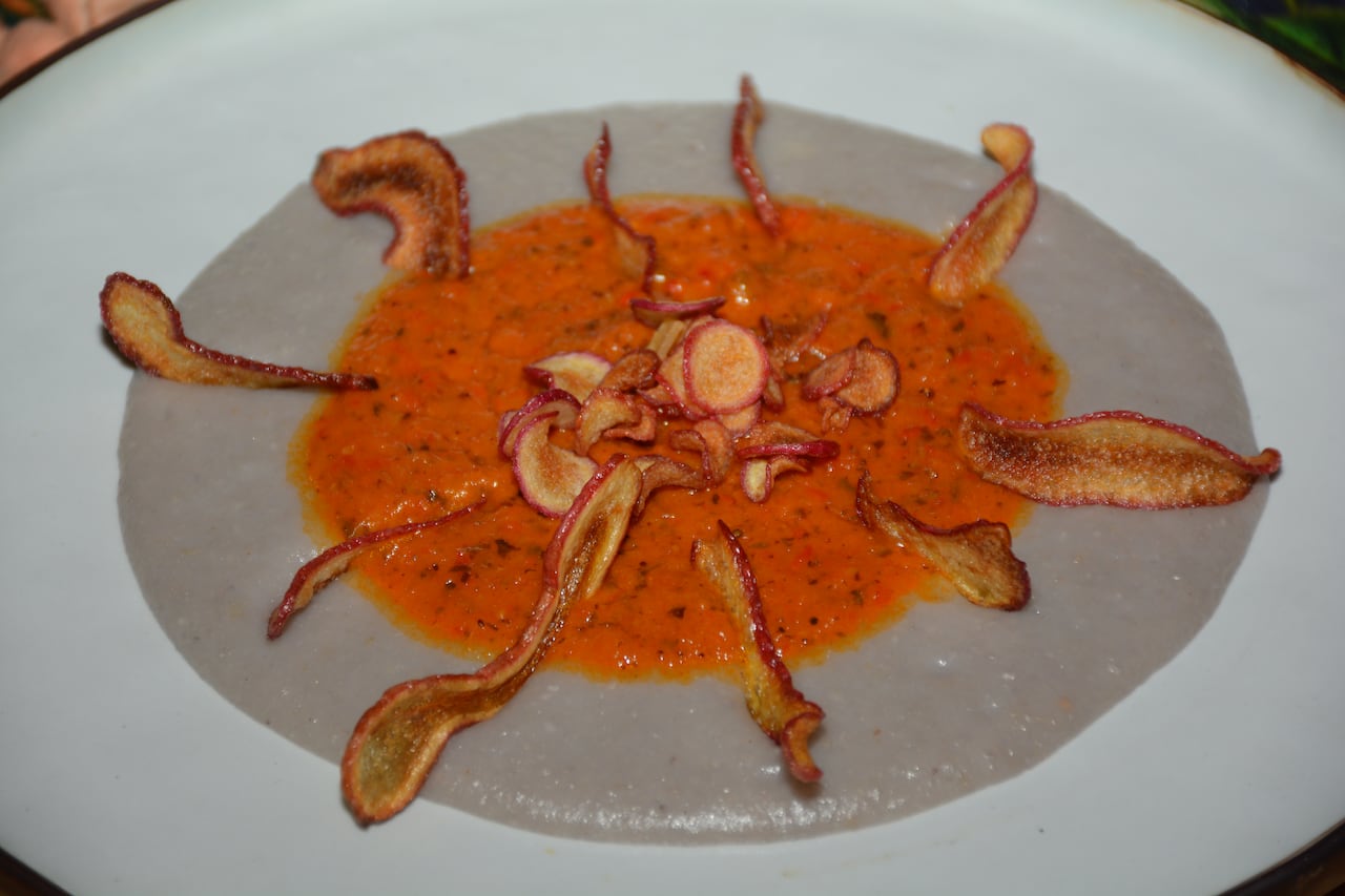 "Vuelta a Colombia en 7 platos". Se trata de una experiencia culinaria creada por la chef Nayara Bonivento en su restaurante Oriundo que celebra la diversidad culinaria del país con siete tiempos, cada uno representando una región diferente. foto Jorge Orozco