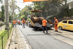 El grupo operativo de la Secretaría de Infraestructura de Cali trabaja en el arreglo de varios tramos de la ciudad.