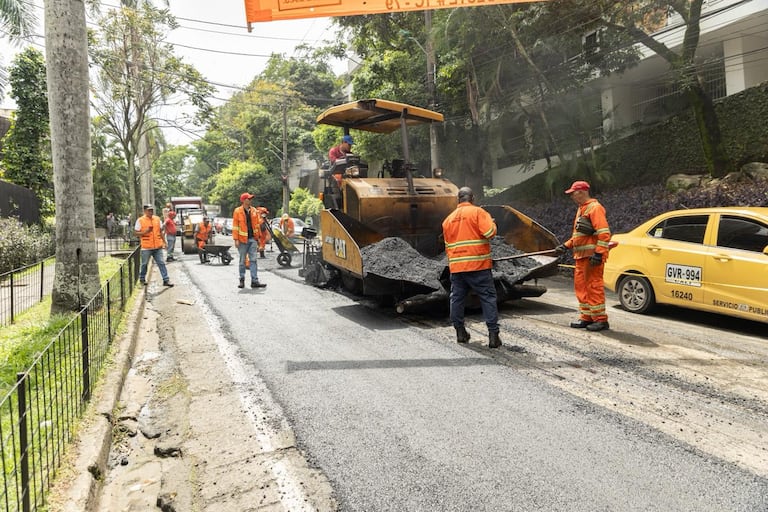 El grupo operativo de la Secretaría de Infraestructura de Cali trabaja en el arreglo de varios tramos de la ciudad.